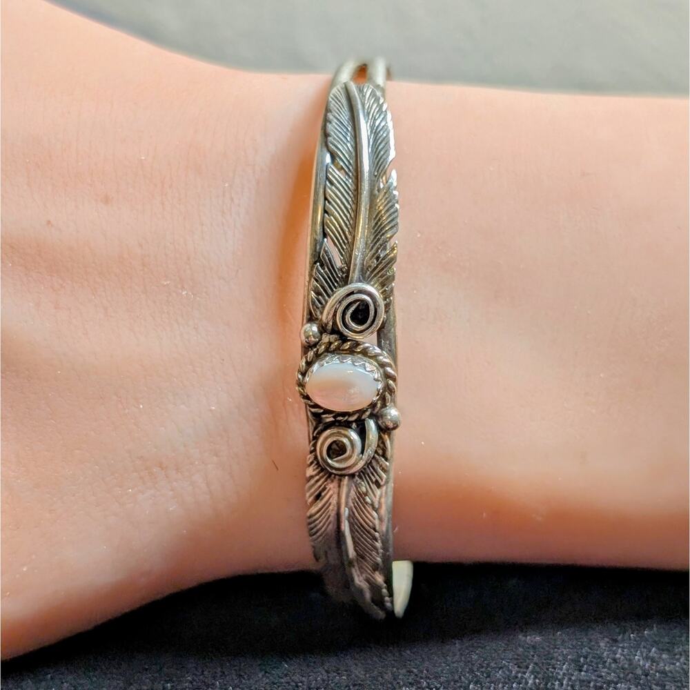 VTG Unsigned Navajo Mother of Pearl Feather Thin Sterling Silver Cuff Bracelet